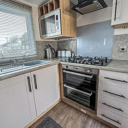 Beautiful Caravan For Hire With A Partial Sea View In Suffolk Ref 32042Az Lowestoft Buitenkant foto