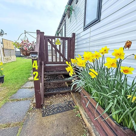 Beautiful Caravan For Hire With A Partial Sea View In Suffolk Ref 32042Az Lowestoft Buitenkant foto