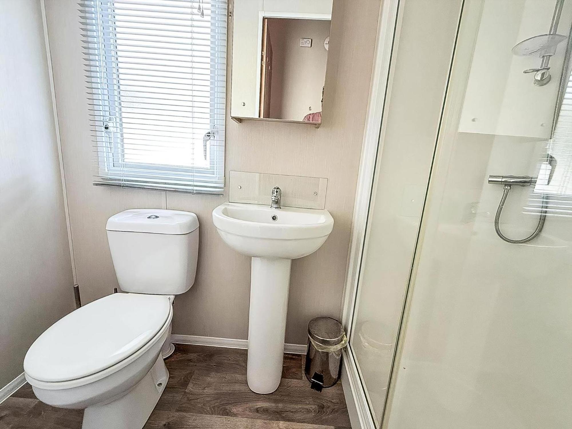 Beautiful Caravan For Hire With A Partial Sea View In Suffolk Ref 32042Az Lowestoft Buitenkant foto