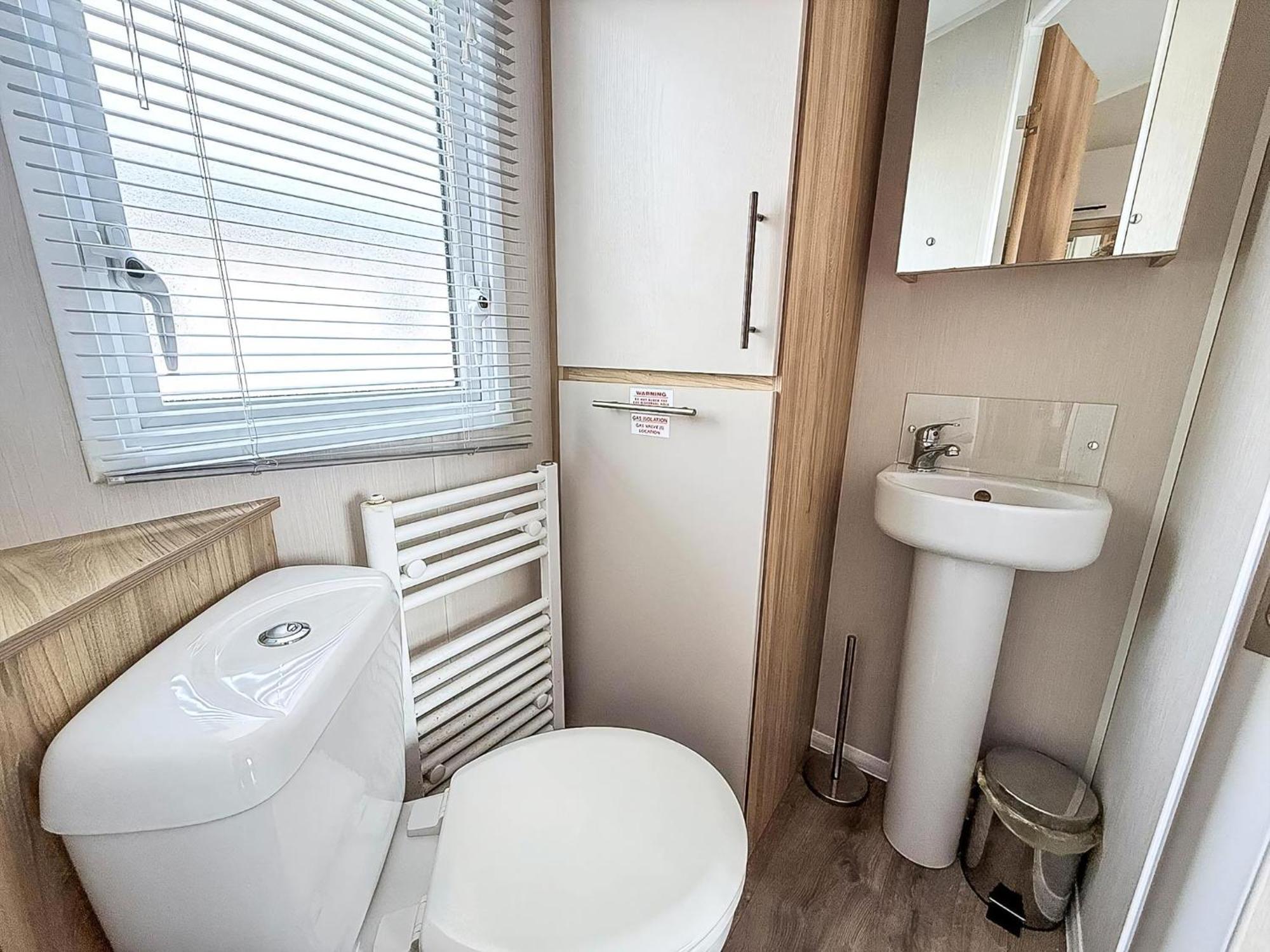 Beautiful Caravan For Hire With A Partial Sea View In Suffolk Ref 32042Az Lowestoft Buitenkant foto