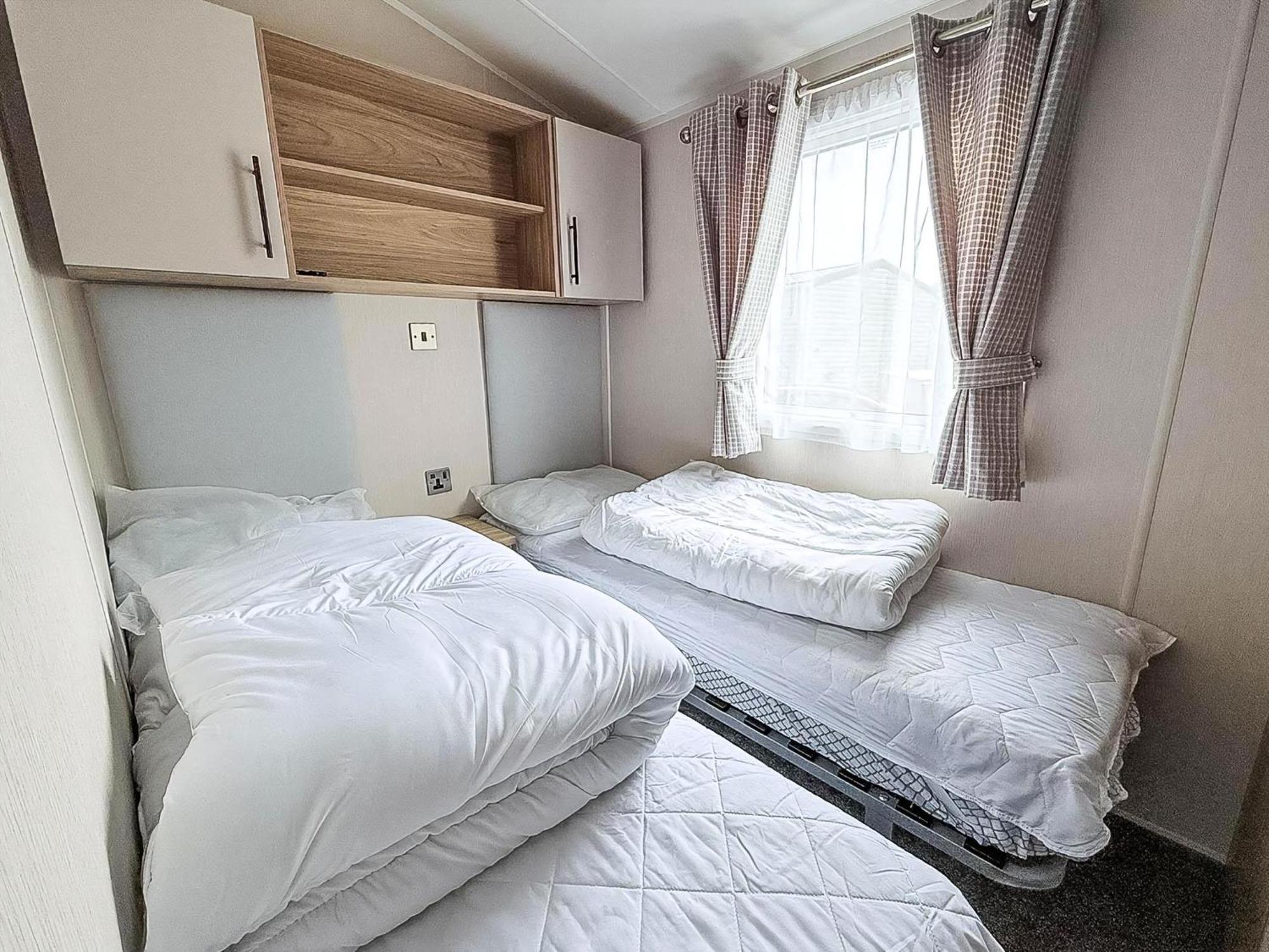 Beautiful Caravan For Hire With A Partial Sea View In Suffolk Ref 32042Az Lowestoft Buitenkant foto