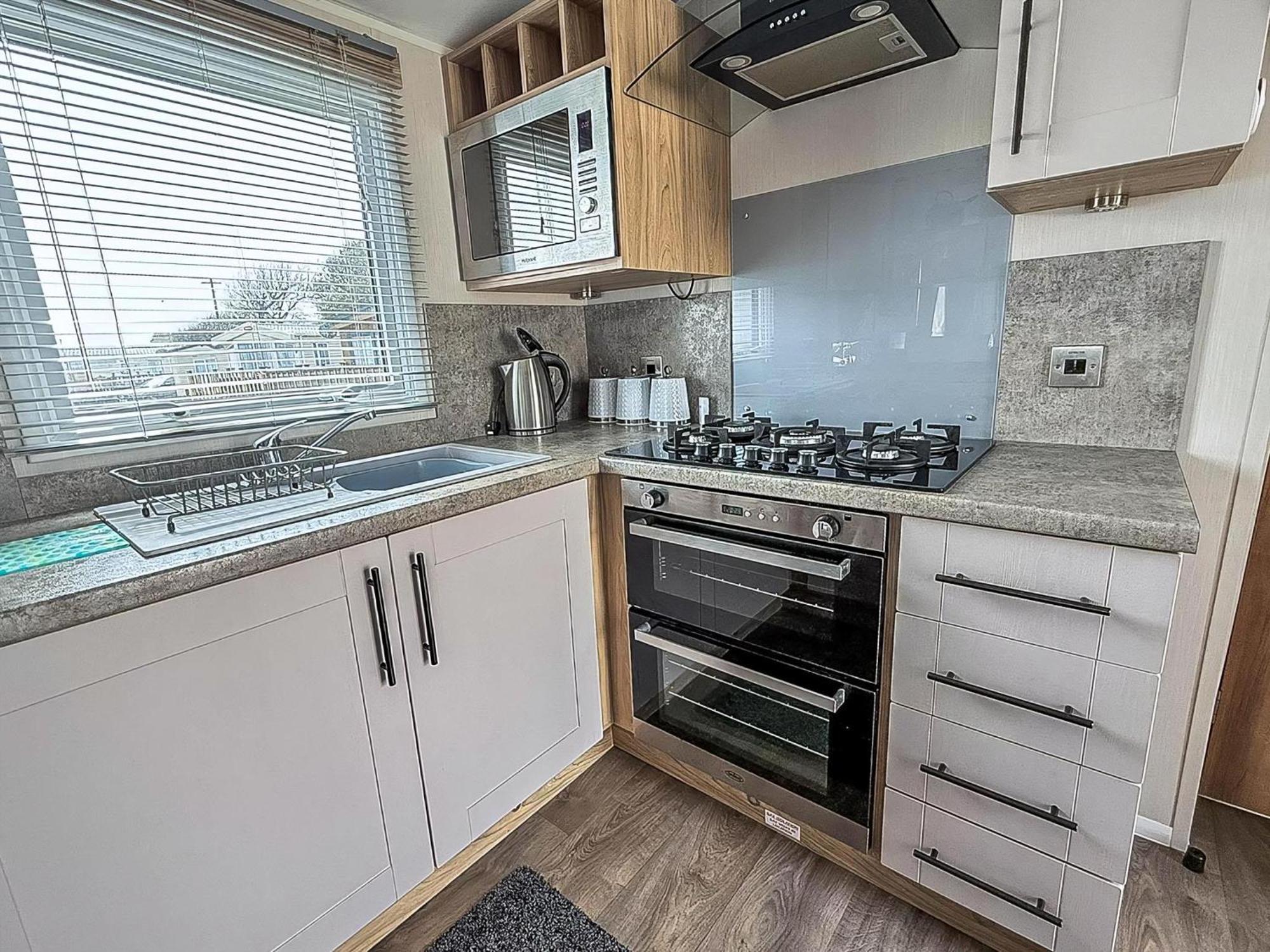 Beautiful Caravan For Hire With A Partial Sea View In Suffolk Ref 32042Az Lowestoft Buitenkant foto