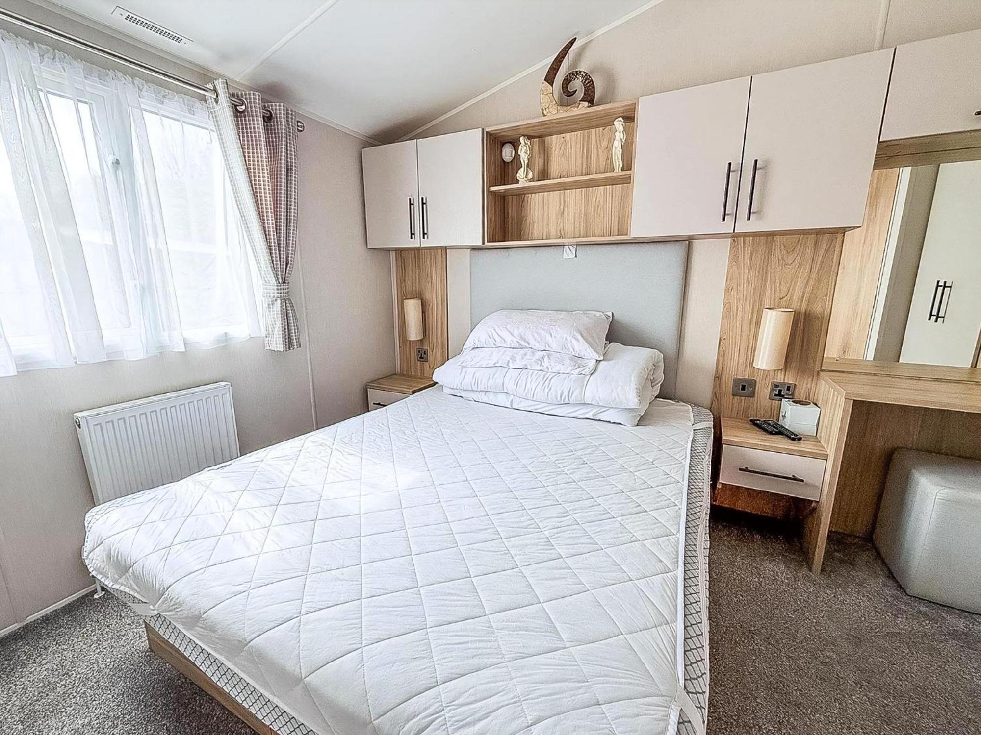 Beautiful Caravan For Hire With A Partial Sea View In Suffolk Ref 32042Az Lowestoft Buitenkant foto