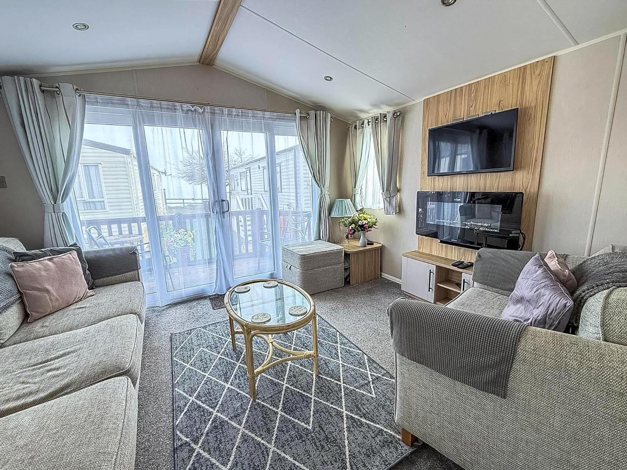 Beautiful Caravan For Hire With A Partial Sea View In Suffolk Ref 32042Az Lowestoft Buitenkant foto