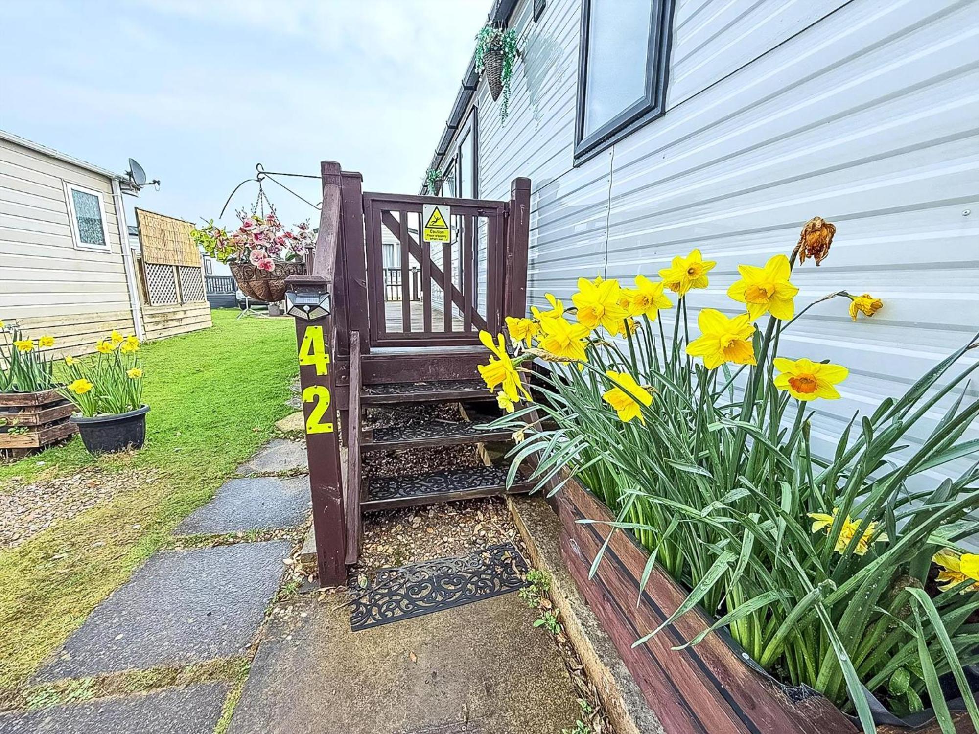Beautiful Caravan For Hire With A Partial Sea View In Suffolk Ref 32042Az Lowestoft Buitenkant foto
