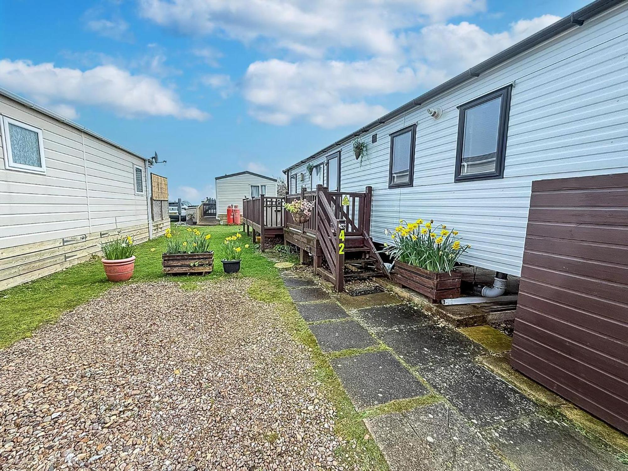 Beautiful Caravan For Hire With A Partial Sea View In Suffolk Ref 32042Az Lowestoft Buitenkant foto